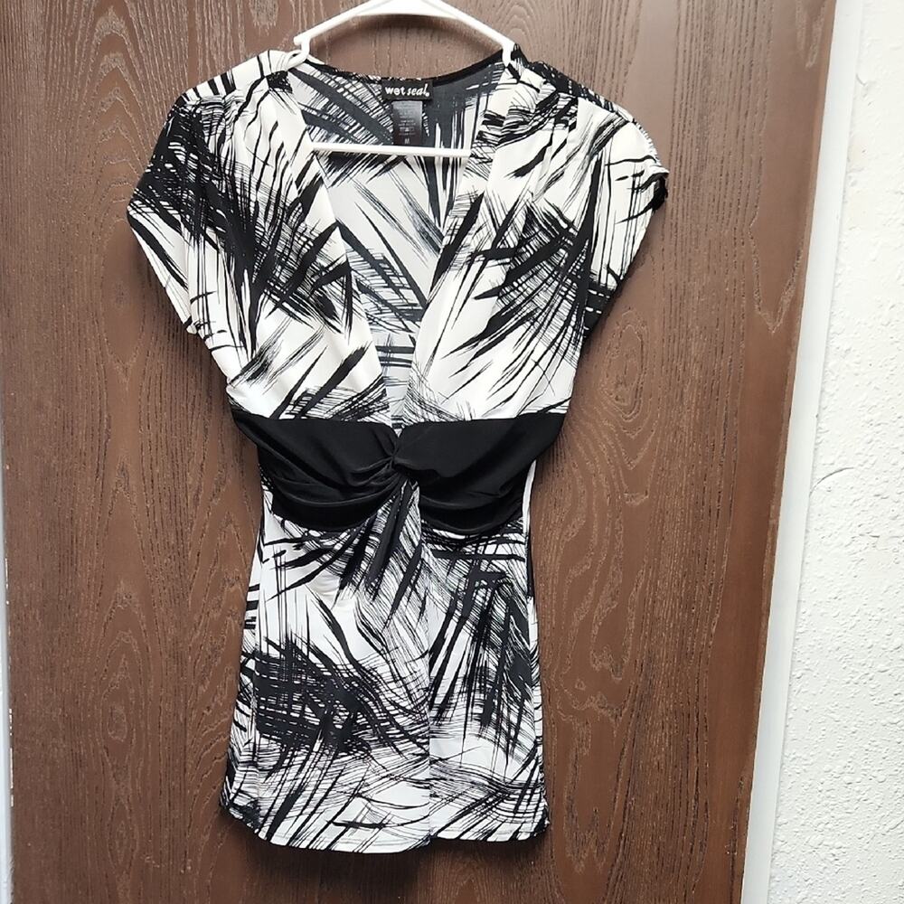 🚨2/$25 or 5/$50🚨Wet Seal Black and White Palm Print Blouse